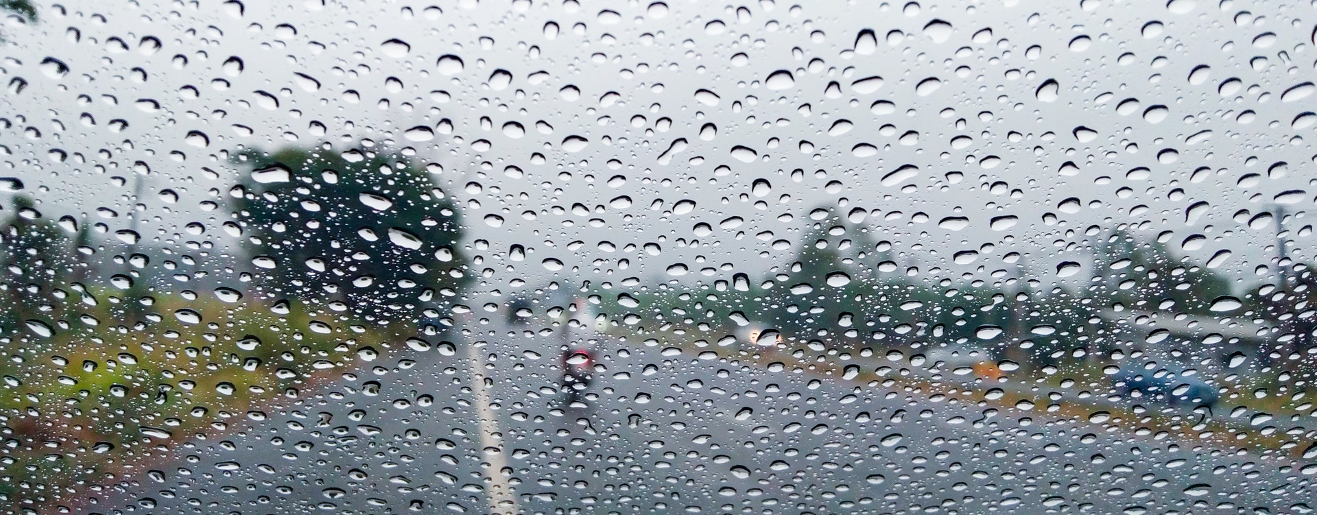 Samořízené vozidlo v prudkém dešti